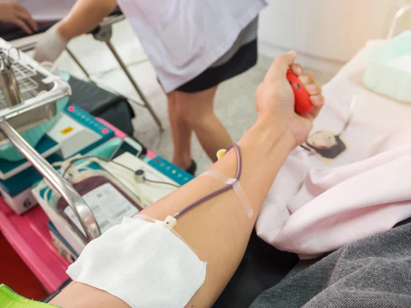 Enfermeira recebendo sangue de doador de sangue no hospital . — Fotografia de Stock