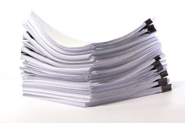 Beyaz arka plan üzerinde izole iş kağıt yığını