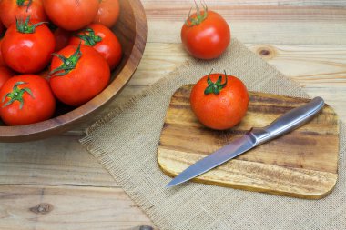 Ahşap arka plan üzerinde closeup taze olgun domates