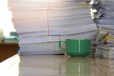 İş kavramı, tamamlanmamış belgeler üzerinde Ofis Masası, yığın yığın iş kağıt