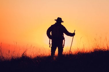 Günbatımı zaman eğleniyor insanlar siluet
