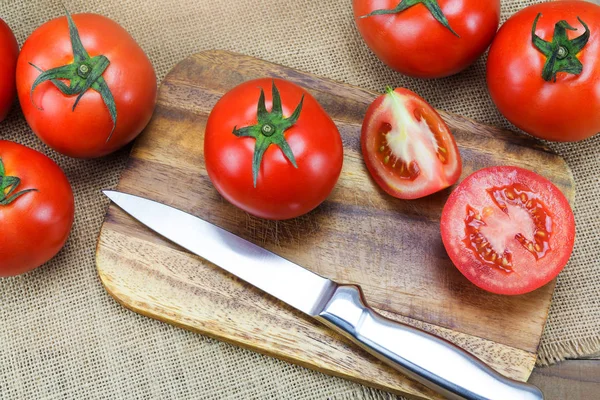 Fechar Tomates frescos maduros sobre fundo de madeira — Fotografia de Stock