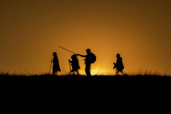 Silhouette von Menschen, die Spaß bei Sonnenuntergang haben — Stockfoto