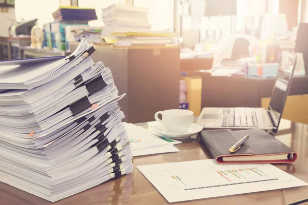 İş kavramı, tamamlanmamış belgeler üzerinde Ofis Masası, iş kağıt, Vintage etkisi yığını yığını