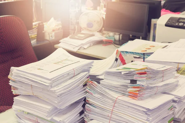 Conceito de negócio, Pilha de documentos inacabados na mesa de escritório, Pilha de papel de negócios, Efeito Vintage — Fotografia de Stock