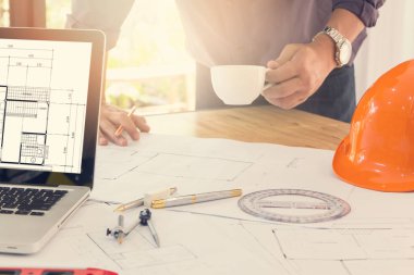 Planları ofisteki çalımakta Mimarlar kavramı, mimar