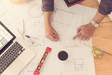 Planları ofisteki çalımakta Mimarlar kavramı, mimar