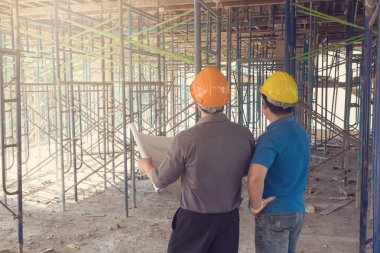 İnşaat kavramlar, mühendis ve mimar inşaat alanında blueprint, Vintage etkisi ile çalışma