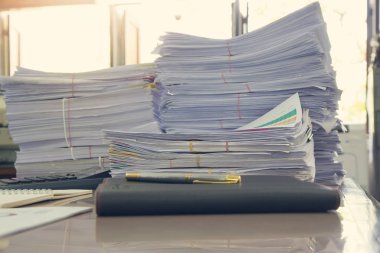 İş kavramı, tamamlanmamış belgeler üzerinde Ofis Masası, iş kağıt, Vintage etkisi yığını yığını