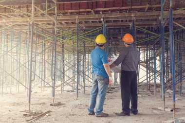 İnşaat kavramlar, mühendis ve mimar inşaat alanında blueprint, Vintage etkisi ile çalışma