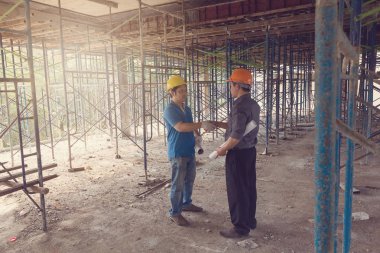 İnşaat kavramlar, mühendis ve mimar inşaat alanında blueprint, Vintage etkisi ile çalışma