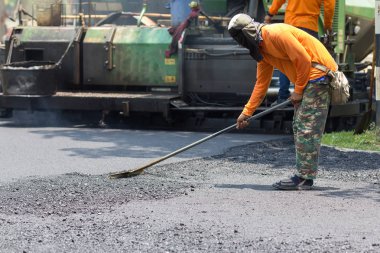 Yol çalışması sitedeki işçisi