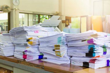 Tamamlanmamış belgeler üzerinde Ofis Masası, iş kağıt, Vintage etkisi yığını yığını