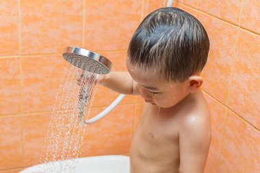 Çocuk ile anne banyoda banyo