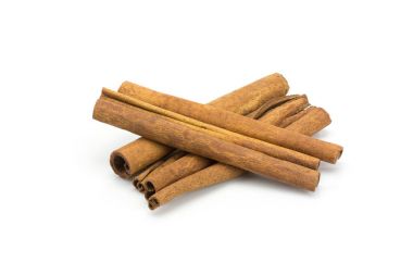 Yığın üzerinde beyaz izole tarçın