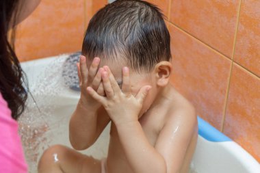 Çocuk ile anne banyoda banyo