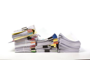 Beyaz arka plan üzerinde izole iş kağıt yığını