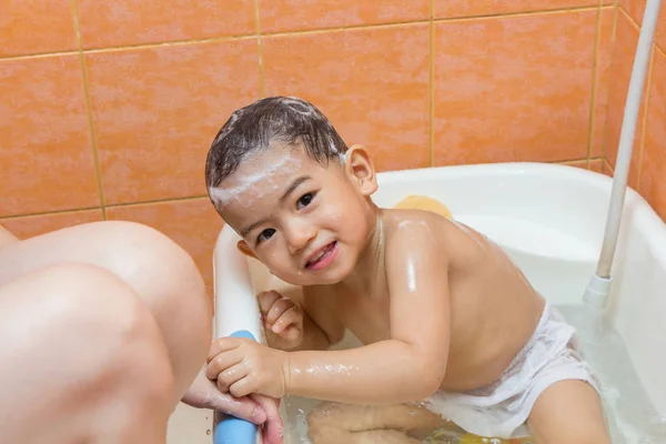 Criança tomando banho com a mãe no banheiro — Fotografia de Stock