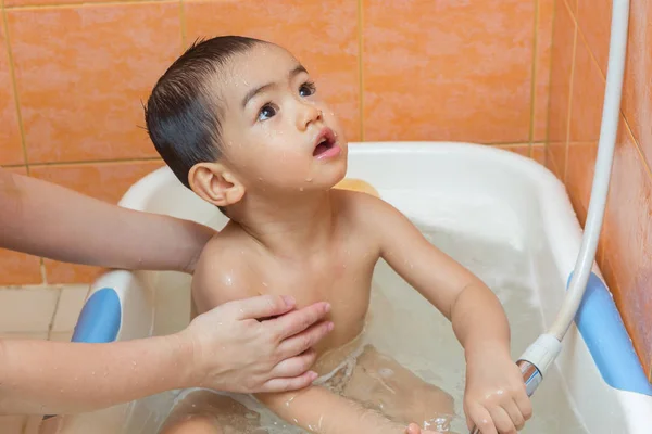 Criança tomando banho com a mãe no banheiro — Fotografia de Stock