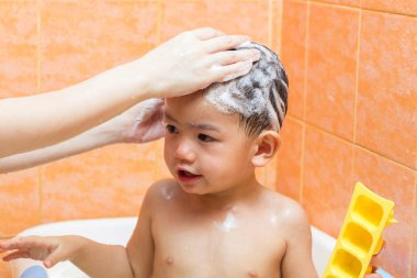 Çocuk ile anne banyoda banyo