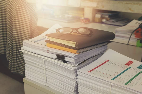 Montón de documentos sin terminar en el escritorio de la oficina, Pila de papel de negocios, Efecto Vintage — Foto de Stock