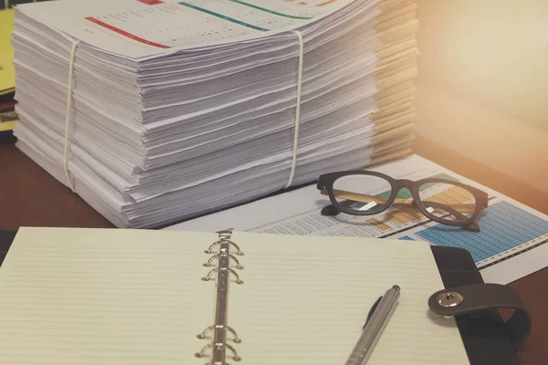 Mucchio di documenti non finiti sulla scrivania dell'ufficio, Stack of business paper, Vintage Effect — Foto Stock