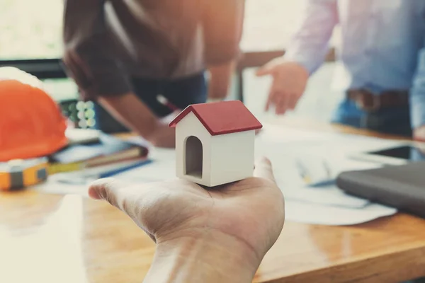 Concepto de arquitecto, Oficina de arquitectos trabajando con planos, Efecto Vintage — Foto de Stock