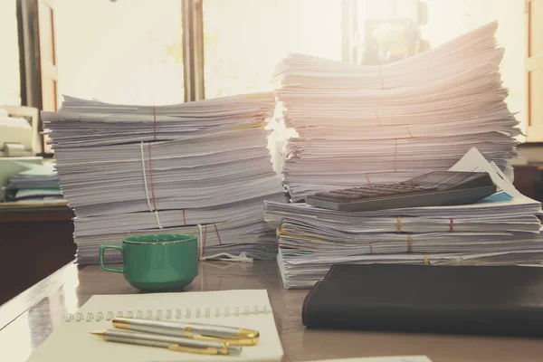 Montón de documentos sin terminar en el escritorio de la oficina, Pila de papel de negocios, Efecto Vintage —  Fotos de Stock