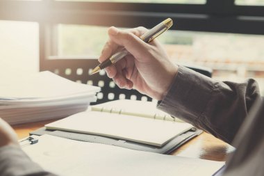 Vintage etkisi analiz grafikle çalışma ofisinin iş kavramı