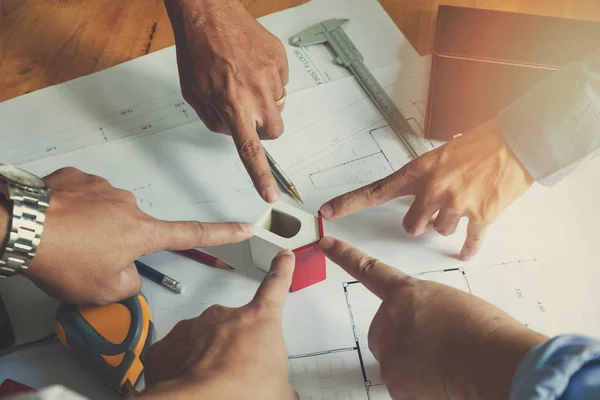 Conceito de Engenheiro e Arquiteto, Engenheiro Arquitetos equipe de escritório trabalhando com plantas, Efeito Vintage — Fotografia de Stock