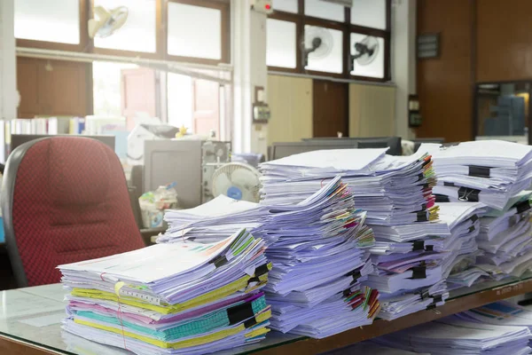 Pilha de documentos inacabados na mesa de escritório, pilha de papel de negócios — Fotografia de Stock