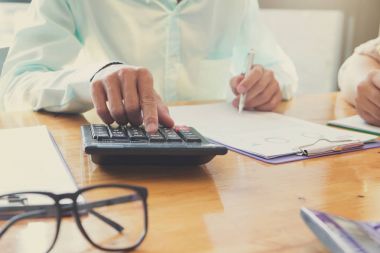 İş ve çalışma, office için hesap makinesini kullanarak işadamı kavramı Finans analizi grafiği, Vintage etkisi hesaplamak