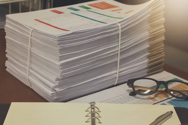 Pilha de documentos inacabados na mesa de escritório, pilha de negócios p — Fotografia de Stock