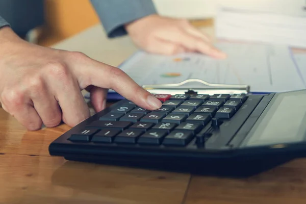 Conceito de negócios e finanças de trabalho de escritório, homem de negócios usando calculadora para calcular o pagamento da conta e escrever para notebook, efeito Vintage — Fotografia de Stock