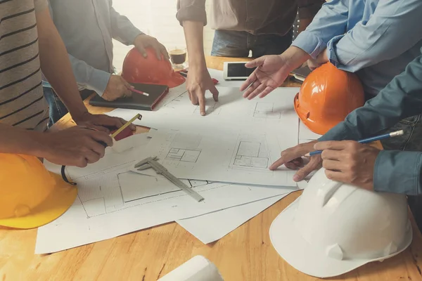 Conceito de Engenheiro e Arquiteto, Engenheiro Arquitetos equipe de escritório trabalhando com plantas, Efeito Vintage — Fotografia de Stock