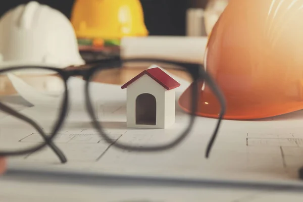 Ingenieur en Architect concept, close-up huis model weergave via brillen, Vintage Effect — Stockfoto