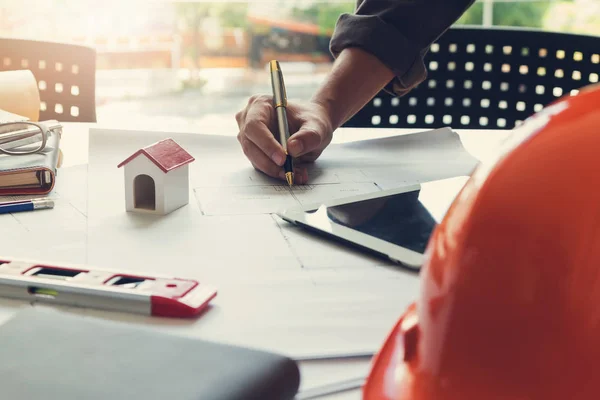 Ingenjör och arkitekt koncept, ingenjör arkitekter office team arbeta och diskutera med ritningar och husmodell, Vintage effekt — Stockfoto