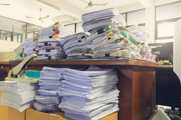 Concetto di carico di lavoro del documento, Mucchio di documenti non finiti sulla scrivania dell'ufficio, Pila di carta commerciale, Effetto vintage — Foto Stock