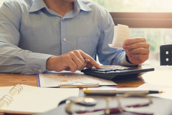 İş ve Finans office çalışma, fatura ödemeyi hesaplamak için hesap makinesi kullanma ve not defterine yazma işadamı kavramı — Stok fotoğraf