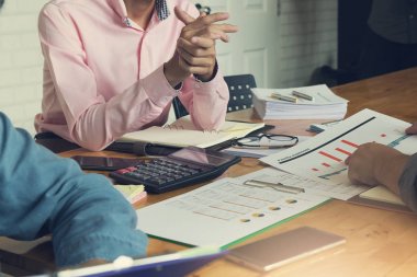 İş ve Finans office çalışma kavramı, grafik, Vintage etkisi çözümleme hesap tartışırken işadamları denge