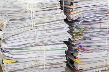 İş ve ekonomi kavramı ofis ofis masasında iş kağıt yığınını tamamlanmamış belgeler yığını çalışma,