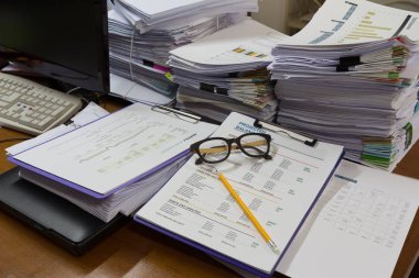 İş ve ekonomi kavramı ofis ofis masasında iş kağıt yığınını tamamlanmamış belgeler yığını çalışma,