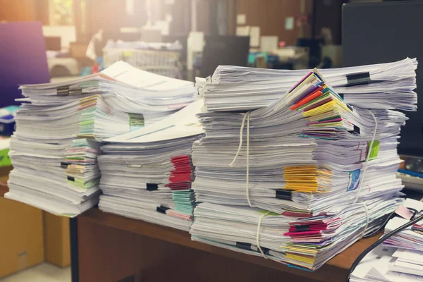 Бизнес и финансовая концепция офисной работы, Куча незавершенных документов на офисном столе, Куча деловой бумаги — стоковое фото