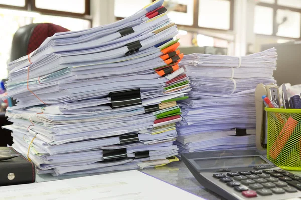 İş ve ekonomi kavramı ofis ofis masasında iş kağıt yığınını tamamlanmamış belgeler yığını çalışma,
