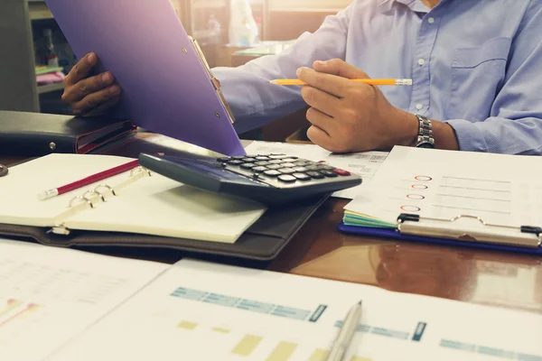 Conceito de negócios e finanças de trabalho de escritório, Empresários discutindo análise de balanço de conta gráfico, efeito Vintage — Fotografia de Stock