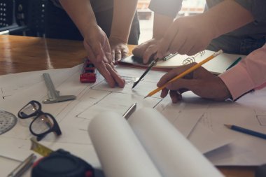 Mühendis ve mimar kavramı, çalışma ve ev tartışırken mühendis mimar ofis takımı modeli, Vintage etkisi planı