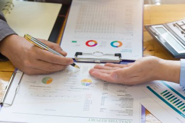 Office çalışma, analiz grafik tartışırken iş adamları iş ve ekonomi kavramı