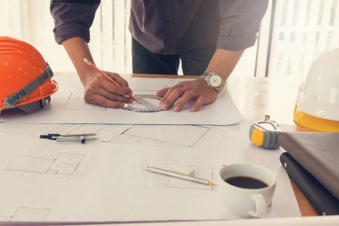 Planları ofiste, Vintage etkisi ile çalışan Mimarlar kavramı, mimar