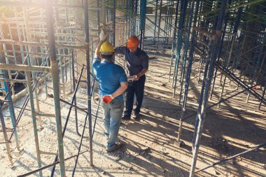 İnşaat kavramlar, mühendis ve mimar inşaat alanında blueprint, Vintage etkisi ile çalışma