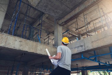 İnşaat kavramlar, mühendis ve mimar inşaat alanında blueprint, Vintage etkisi ile çalışma